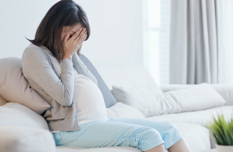 schwangere Frau leidet unter Depressionen