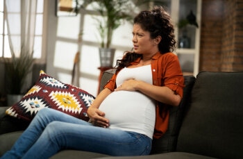 schwangere frau hat magenschmerzen
