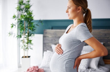 frau hat in der schwangerschaft rückenschmerzen