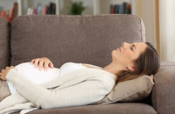 schwangere frau leidet unter unterleibsschmerzen